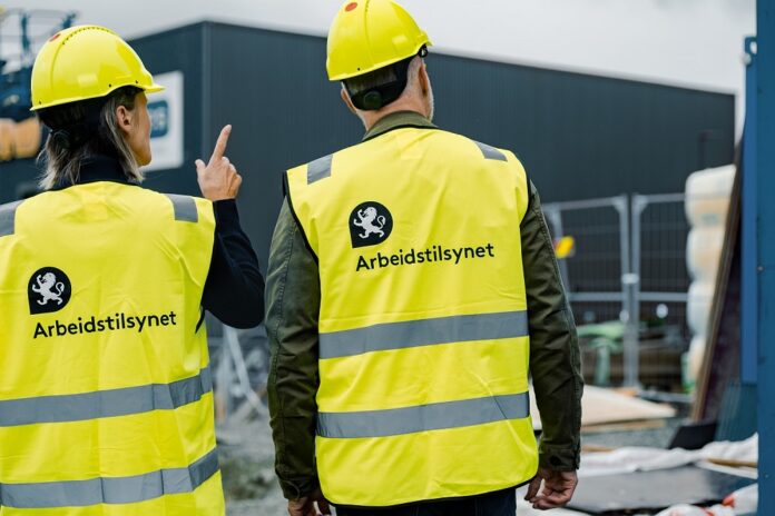 PÅ INSPEKSJON: Tilsynsførere fra Arbeidstilsynet på jobb på en byggeplass. (Foto: Arbeidstilsynet)|