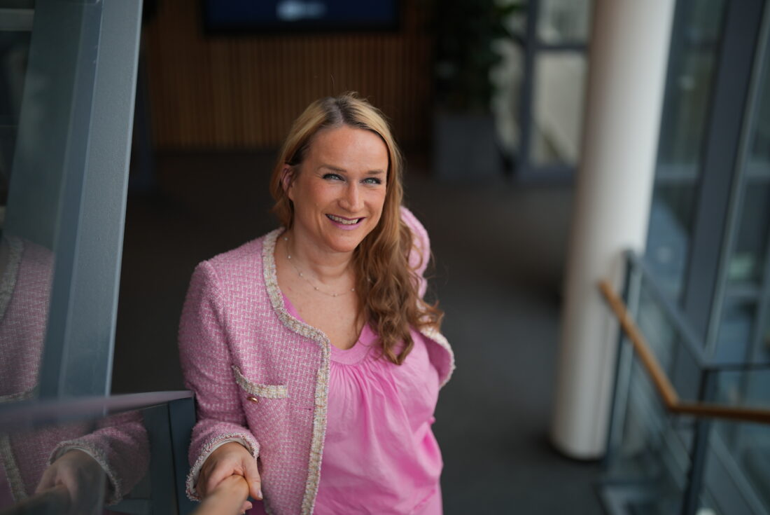 Kvartsholdig steinstøv kan forårsake blant annet lungekreft, allergi og KOLS. – I 2025 har vi planlagt 200 tilsyn med steinstøv, sier direktør i Arbeidstilsynet, Ingvill Kvernmo. (Foto: Arbeidstilsynet)