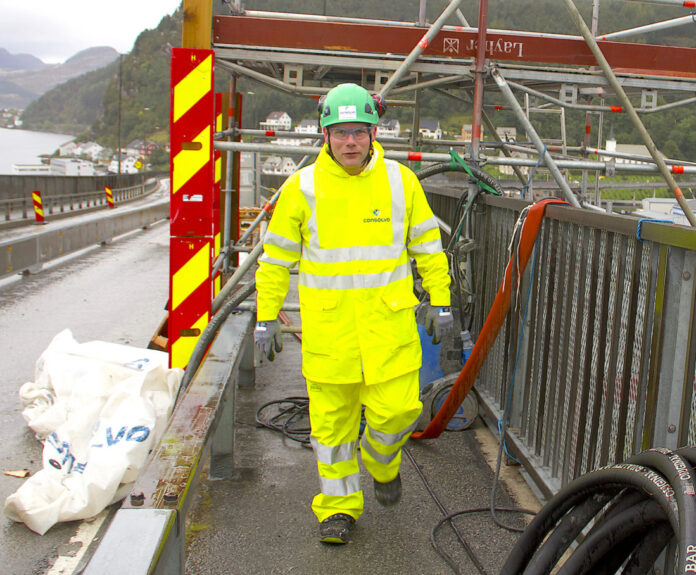 Ståle Stensland er heltidsansatt hovedverneombud i Consolvo AS. Her er han ute på et oppdrag på toppen av den værutsatte Måløybrua i Sogn og Fjordane. (Foto: Consolvo AS).|Hovedverneombud Ståle Stensland deltar på alle redningsøvelser i forbindelse med Consolvos prosjekter