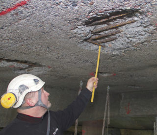 Saltvann fører til at armeringen under kaia ruster. Bas på anlegget, Pål Øystein Jakobsen, viser et område der man nå er i gang med rehabilitering og katodisk beskyttelse. (Foto: Consolvo).