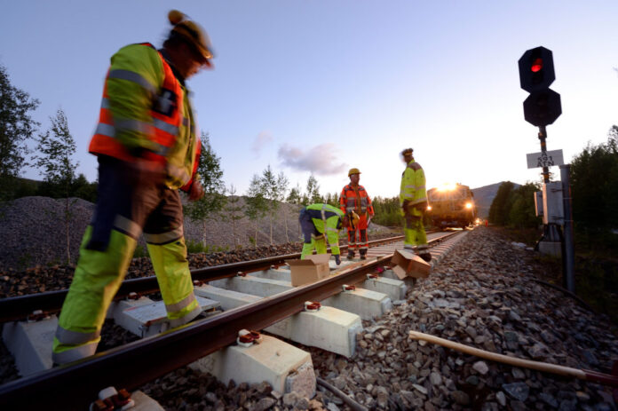 Bytting av sviller på Rørosbanen. (Foto: Øystein Grue/Bane NOR).|Gorm Frimannslund