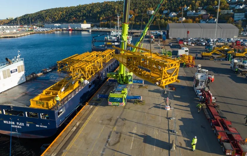 Båten med krandelene blir lossa på Oslo Havn. (Foto: Nils Maudal, Bane NOR)
