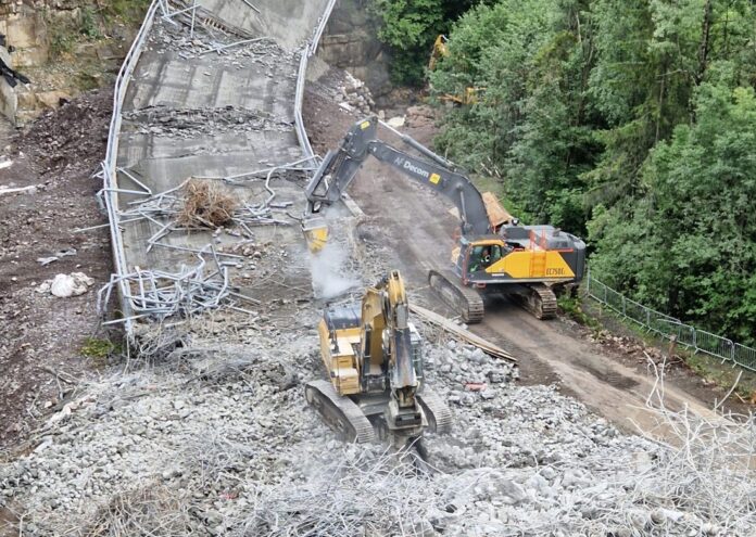 Arbeidet med å knuse betongbroa tok bare noen få uker. (Foto: John Kjeken)|Bit for bit sorteres massene i ulike fragmenter i containere for senere gjenbruk. (Foto: John Kjeken)|Slik så broa fra 2008 ut
