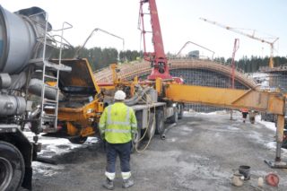 Fire biler på plass samtidig og fire støpeslanger i aktivitet på en gang. (Foto: Kjell Wold)
