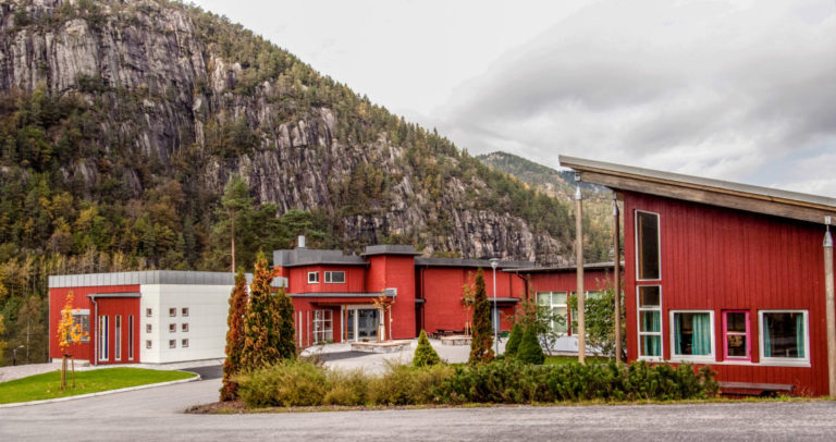 Byremo videregående skole er en forholdsvis liten skole som ligger i Audnedal kommune i Vest-Agder. (Foto: Byremo vgs.).