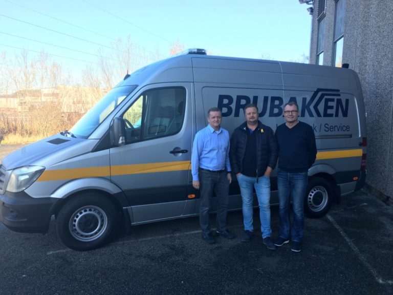Fra venstre: Magnus Vold (adm. dir.), Geirmund Rundhaug (salgs- og markedssjef) og Thor Gunnar Brastein (teknisk sjef for Case) foran en av Brubakkens servicebiler. (Foto: Brubakken)