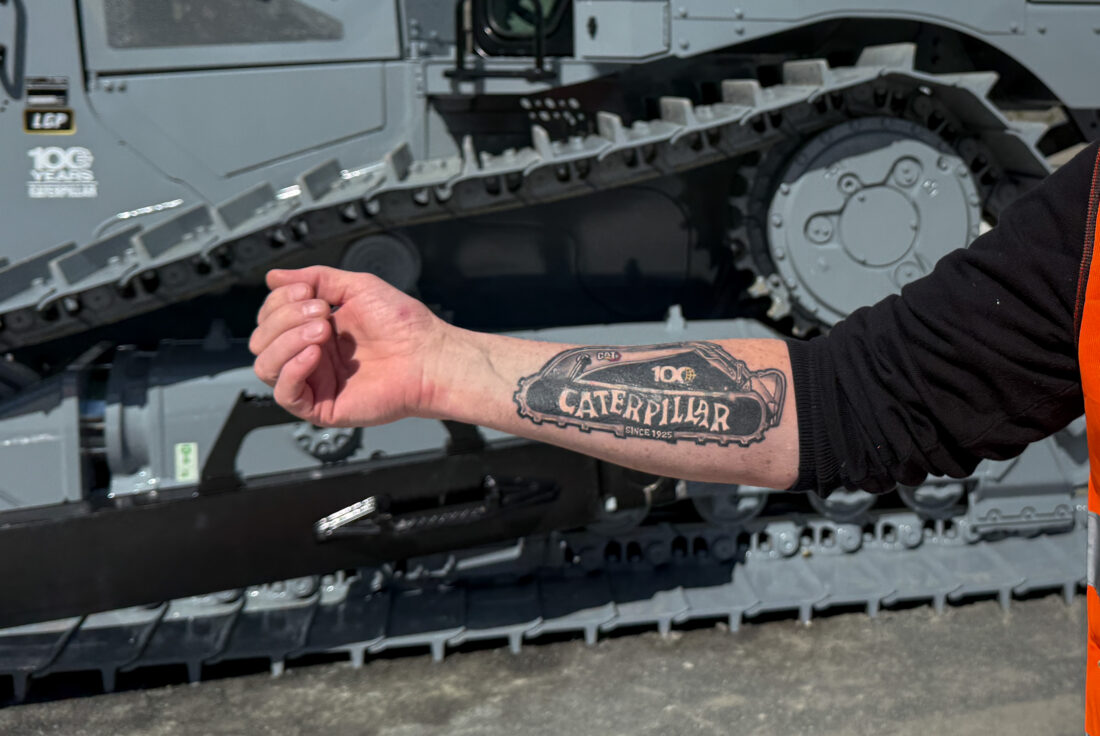 Noen er mer dedikerte Cat-fans enn andre. Armen tilhører en veldig dedikert Pon-ansatt. Han får du se mer av i Anleggsmaskinen nr. 3 (Foto: Njål Hagen)