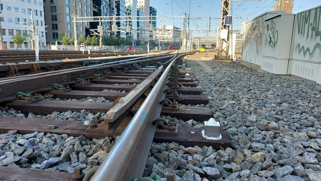Sensorer som her på Follobanen, gir oppdatert, løpende og sikker kunnskap og varsler om skinner eller grunn beveger seg en millimeter i feil retning eller helling. (Foto: Cautus Geo)