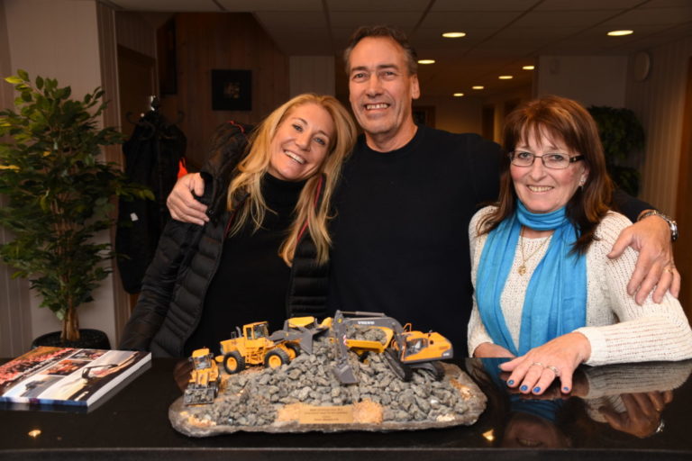 God kjemi under besøket i Råde Graveservice. Fra venstre administrerende direktør i Maskinentreprenørenes Forbund, Julie Brodtkorb, daglig leder i Råde Graveservice, Terje Andersen og økonomisjef i Råde Graveservice, Gerd Nilsen. (Foto: Odd Borgestrand).