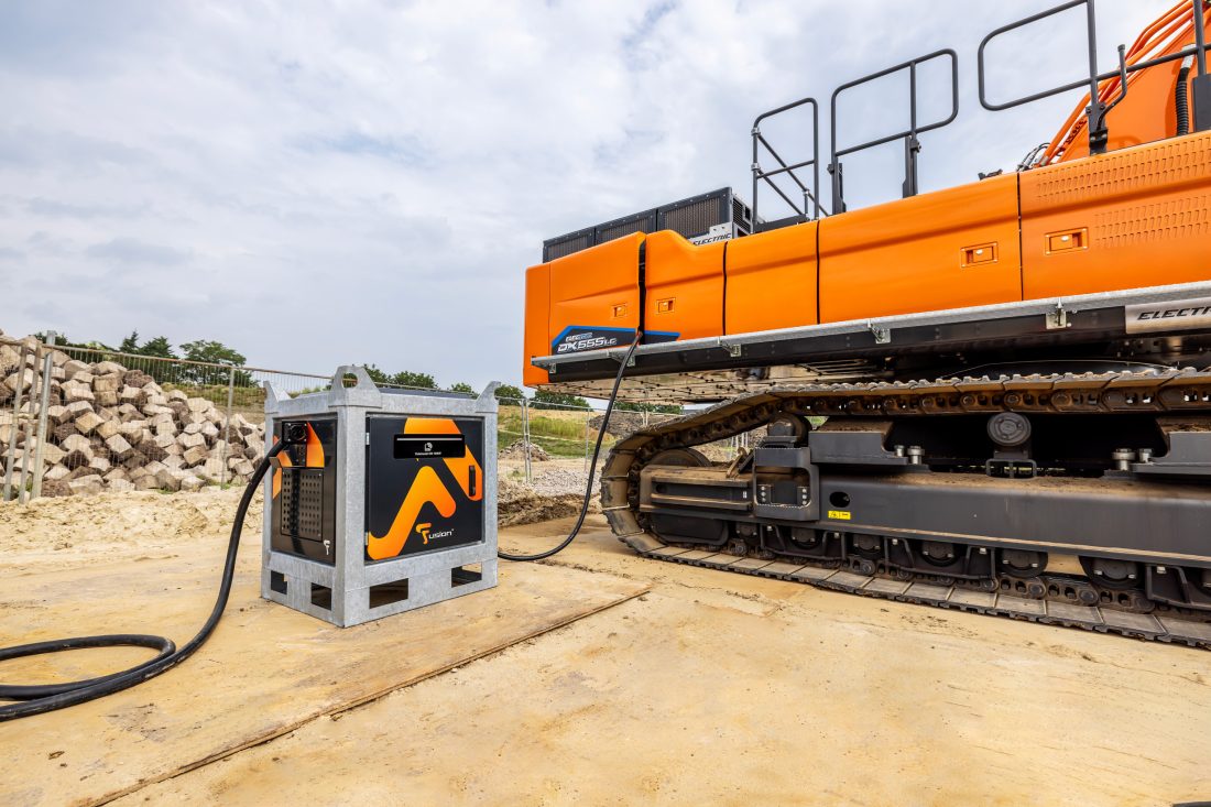 Graveren er utstyrt med tre batterier med en totalkapasitet på 1200 kWh, og skal ifølge Rosendal Maskin ha nok strøm til en dags drift. (Foto: Staad Group)