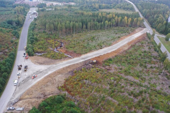 Dokka Entreprenør AS og Åsmund Pettersen & Sønn AS bygde midlertidig E16 på én uke. (Foto: Statens vegvesen)|