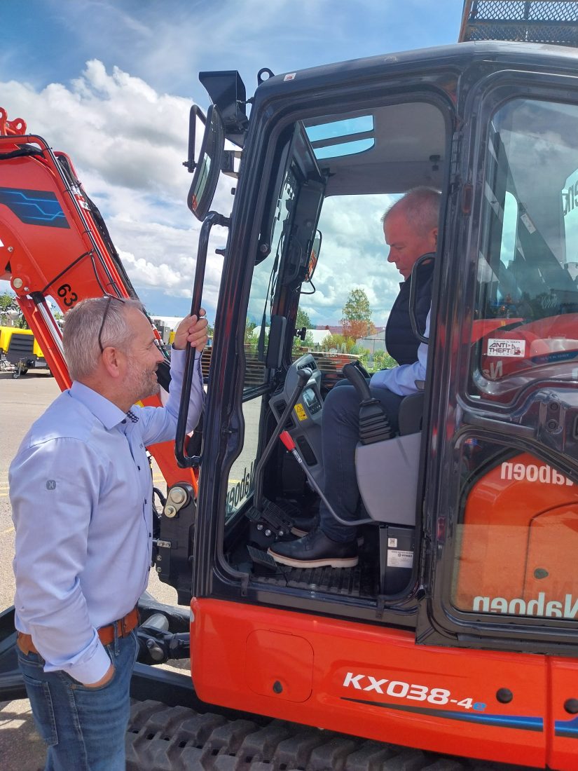 Torgeir Nustadhaugen fra Hymax gir instruksjoner til Jone Ølberg, Fleet Manager i Naboen. (Foto: Hymax)