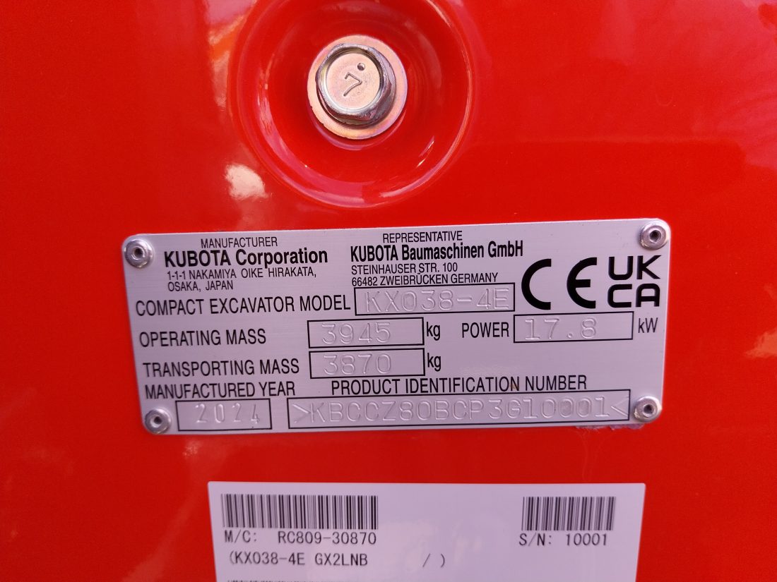 Serie nr. 10001, som viser at dette er den første serieproduserte el-graveren fra Kubota. (Foto: Hymax)