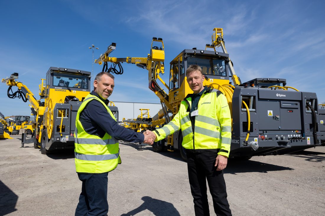 Espen Paulseth (t.v.), markedssjef for underjordsmaskiner i Epiroc Norge, og Roar Lindalen, fagansvarlig underjordsmaskiner for Skanska. (Foto: Epiroc)