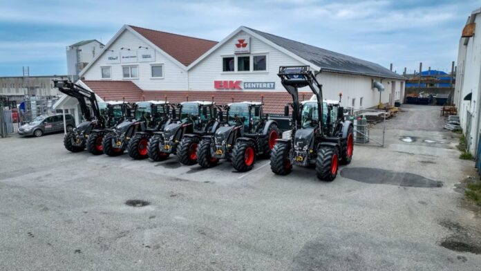 Fem Fendt klare til overlevering til Årsland Maskin. (Foto: Eiksenteret)|Fra venstre: Jone Sør-Reime