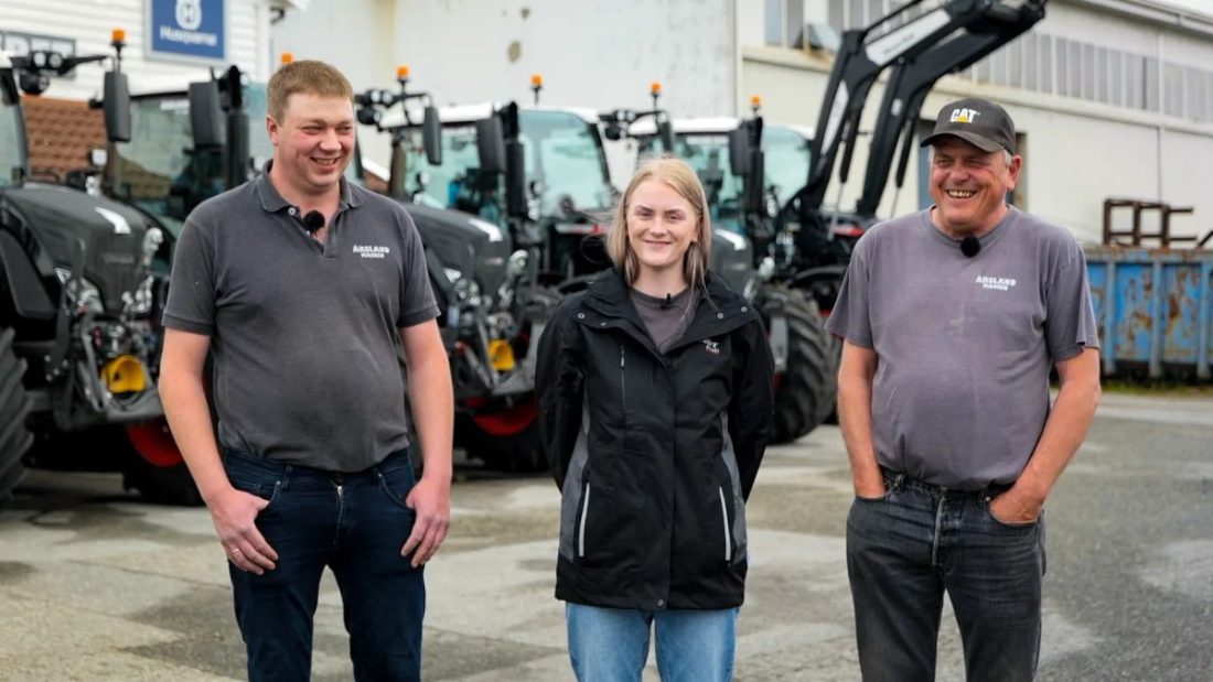 Fra venstre: Jone Sør-Reime, Iris Sør-Reime og Sven Arne Årsland, daglig leder i Årsland Maskin. (Foto: Eiksenteret)