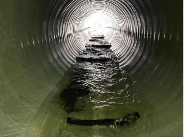 Eksempel på pilotprosjekt hvor det er montert fleksiterskler i glassfiberrør i Semsbekken faunapassasje under E6 i Innherred vannområde i Trøndelag. (Foto: Simon Stølan/Statens vegvesen)