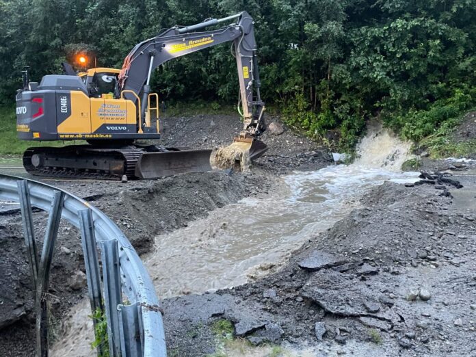 Bilde fra rv. 15 tatt natt til 9. august. (Foto: Asbjørn Stensrud/Statens vegvesen)