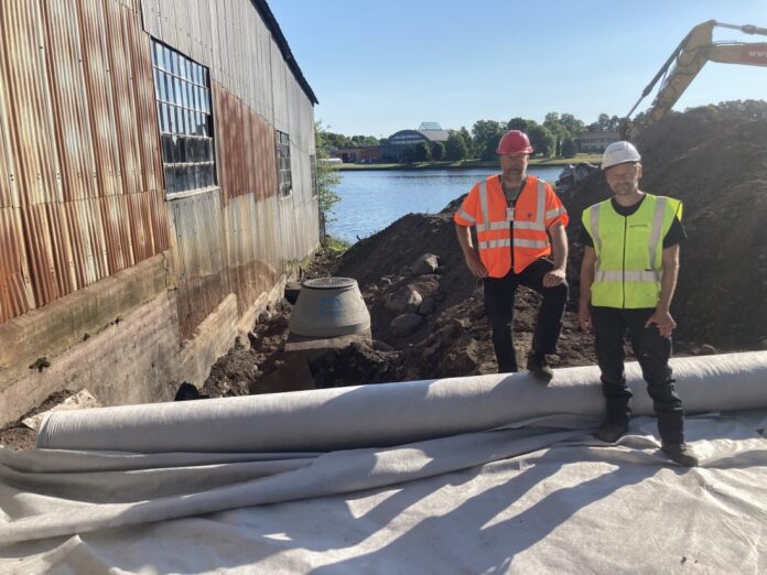 Fra venstre: Prosjektleder Bjørn Vegard Løkstad og miljøgeolog Tore Joranger fra Forsvarsbygg. Bildet er tatt i forbindelse med et annet miljøprosjekt på Karljohansvern. (Foto: Forsvarsbygg)