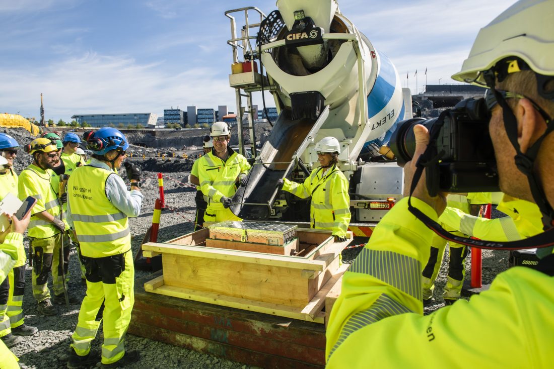 Håkon Snortheim, fylkesråd for samferdsel i Akershus fylkeskommune, Irene Måsøval, direktør i Fornebubanen og Lisbeth Hammer Krog, ordfører i Bærum kommune foran den elektriske betongbilen som leverte betong til grunnsteinen for Fornebu stasjon og base. (Foto: Fornebubanen/Nicolas Tourrenc)