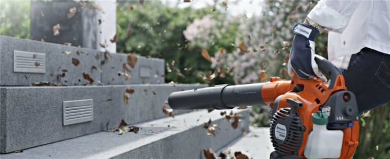 Nå skal hagen klargjøres for kulda. (Annonse/Foto: Husqvarna).