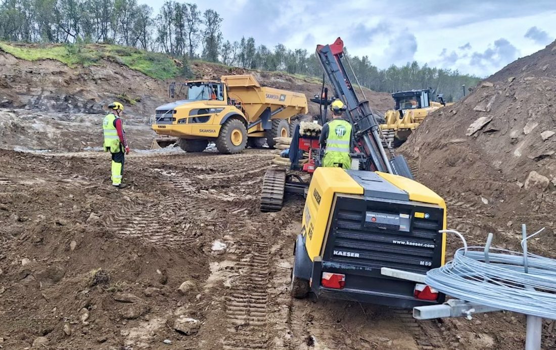 Montering av sikringsgjerder på veiprosjekt. (Foto: HT Gjerde Norge)