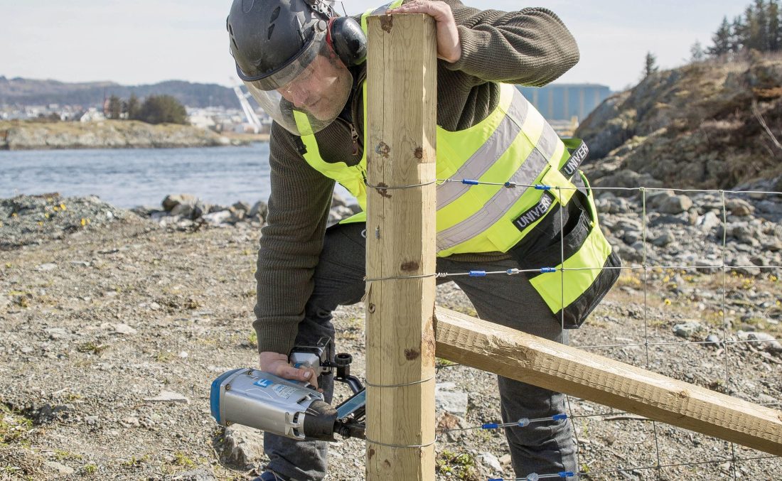 Fagansvarlig i HT Gjerde Norge AS, Ragnar Vikingstad, monterer gjerde. (Foto: HT Gjerde Norge)