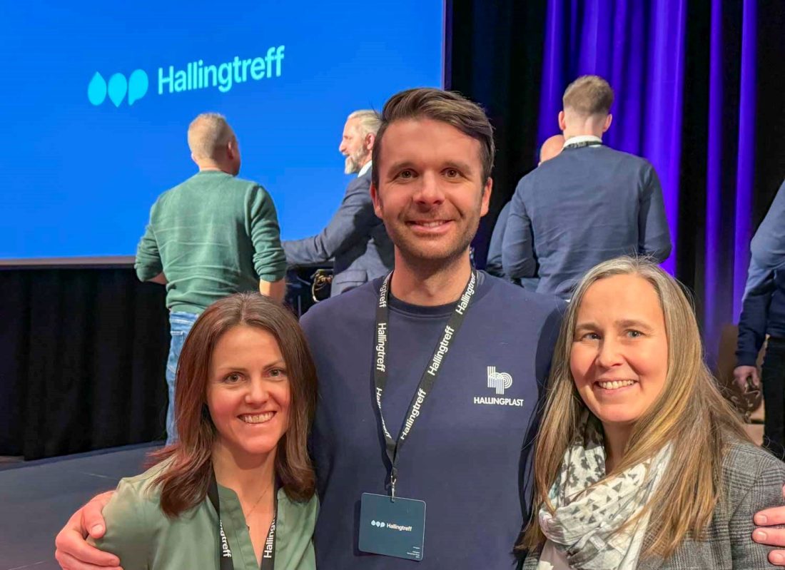 Sverre Tragethon, sammen med møtelederne Borghild T. Folkedal (t.v.) og Martina Bergh Svedahl. (Foto: Jørn Søderholm)