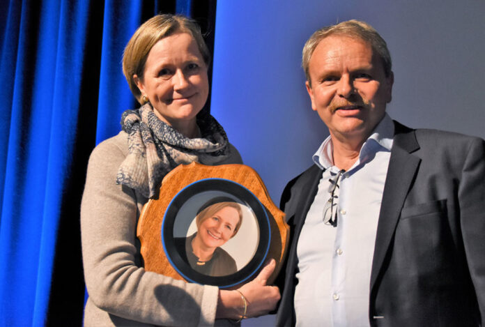 Steinar Tragethon tildelte Toril Hofshagen Hallingtreffs hederspris