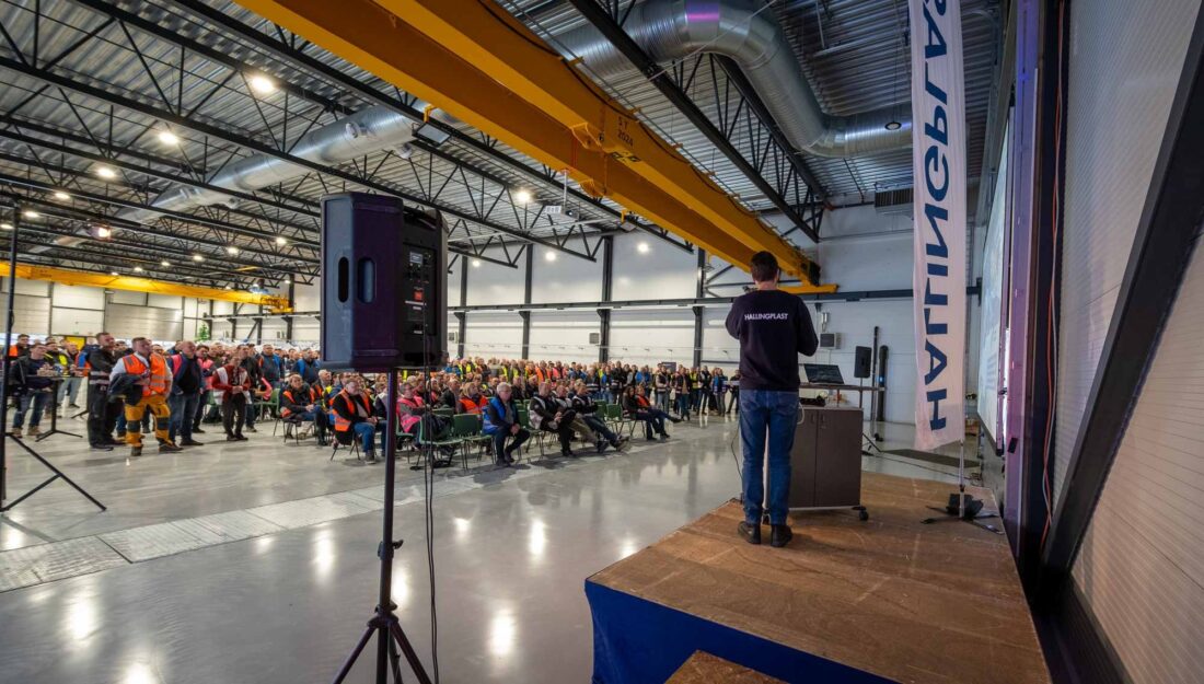 Daglig leder i Hallingplast AS, Sverre Tragethon, ønsket deltakerne velkommen til Hallingplasts nye fabrikk på Kleivi Syd. (Foto: Hallingplast)