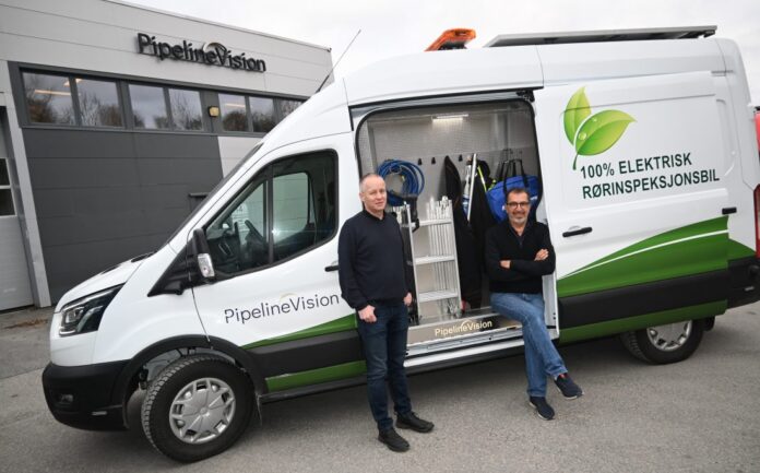 Servicesjef Eddie Rudolph og daglig leder Majid Zokaie foran demonstrasjonsbilen som en rekke rørinspektører rundt om i landet nå har tatt i nærmere øyesyn. (Foto: Odd Borgestrand)|Servicesjef Eddie Rudolph og daglig leder Majid Zokaie er stolt over å kunne levere firmaets første helelektriske bil til Sandefjord kommune i løpet av desember. Bilen er utstyrt med alt en rørinspektør har behov for