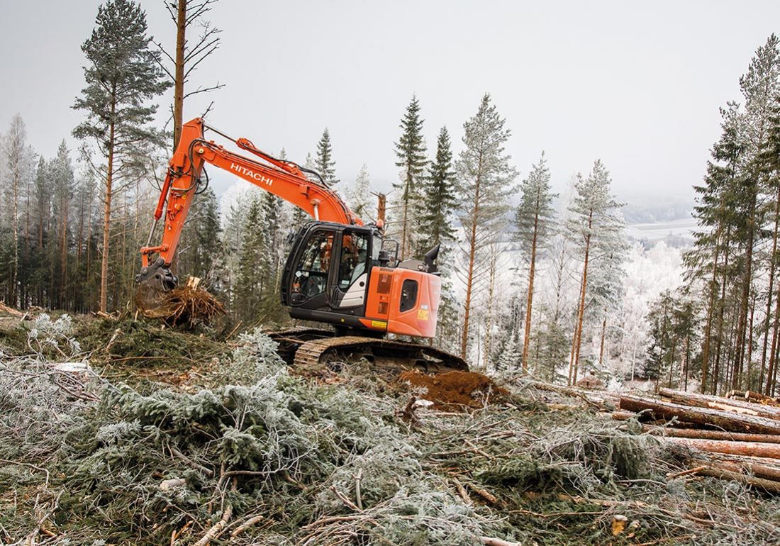 Hitachi ZX135USB-6 i skogsversjon.