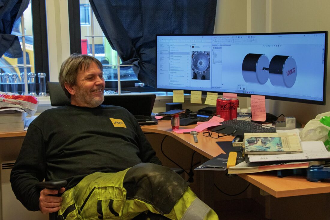NYVINNING: Rune Strandene mener det nye høvelskjæret virker lovende.– Vi har prøvekjørt skjæret, og det virker veldig stabilt. Men vi vil samle erfaring fra virkelig bruk før vi produserer opp flere enheter, sier verksmesteren. (Foto: AF)