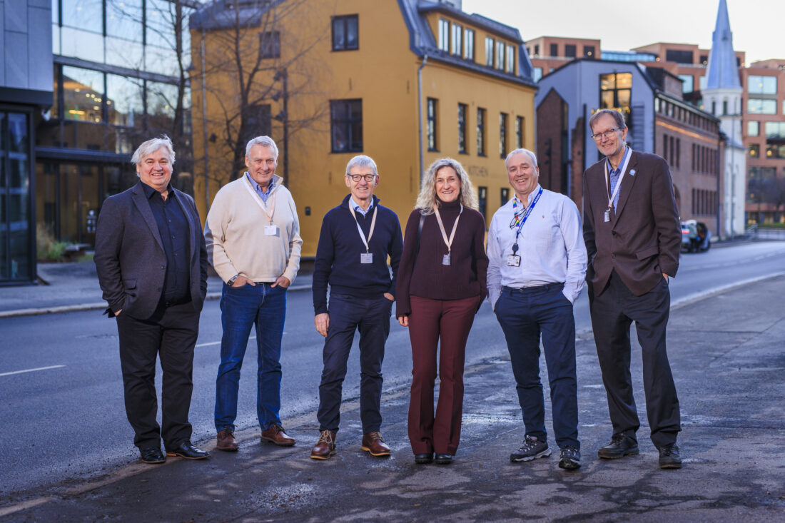 Signerte: Kjell Inge Davik, direktør for utbygging i Statens Vegvesen, Arne Knaben, administrerende direktør i Volvo Maskin, Øivind Larsen, konserndirektør for Veidekke Infrastruktur, Lone Frogner, styreleder for Hydrogen Solutions, Anders Geirsta, konserndirektør for Anlegg i Skanska Norge og Vidar Sten-Halvorsen, daglig leder i Applied Hydrogen fikk gleden av å signere samarbeidsavtalen denne uken. (Foto: Statens vegvesen)
