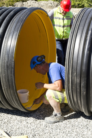 Skjøtingen av XL-rørene skjer ved at det påsettes to tetningsringer på spissenden av det ene røret, før denne og muffen på den andre rørenden blir smurt godt inn med glidemiddel (Foto: Norsk Wavin).