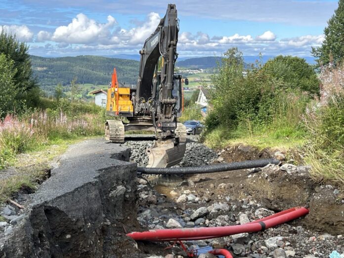 Arbeidstilsynet minner om å ivareta sikkerheten til dem som skal utføre rednings- og oppryddingsarbeidet etter ekstremværet. (Illustrasjonsfoto: Njål Hagen)