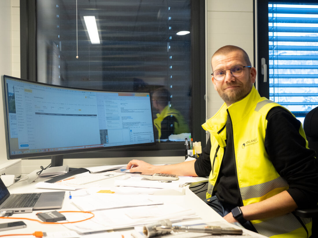 Daglig leder Tore Håkstad bruker ressursplanleggeren for at alle skal vite hva som skjer, noe som gir mer strukturert og effektivt arbeid.