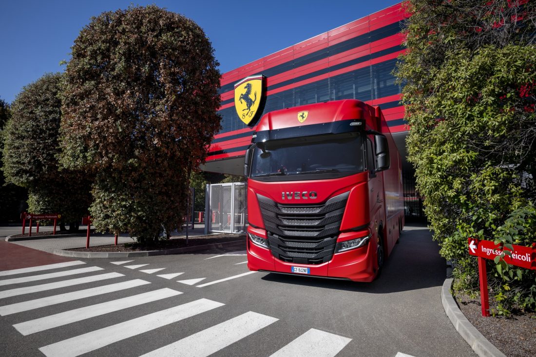 Den nye flåten styrker Scuderia Ferrari HPs logistikk og har en dekor som gjenspeiler de karakteristiske fargene, den ikoniske røde Rosso Corsa, og den stolte arven til Formel 1-teamet. (Foto: Iveco)