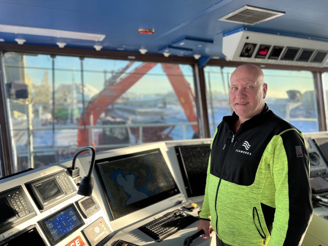 Kaptein Harald Fredriksen runder snart 20 år som skipper i ulike rederier, og har stort sett kjørt båt med gravemaskin ombord. (Foto: Nasta)