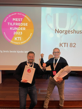Fra venstre: Frode Holm, salgssjef i Norgeshus og Trond Edsberg, ingeniør og leder av byggavdelingen i Kjell Gilje AS under prisutdelingen i Oslo. (Foto: Kjell Gilje AS)