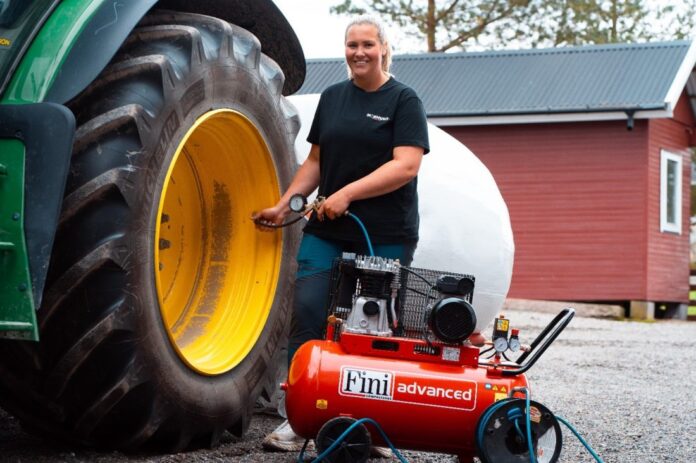 FORNØYD: Marthe Bogstad bruker flere produkter fra Kramp i sin hverdag som melkebonde. (Foto: Tun Byrå)
