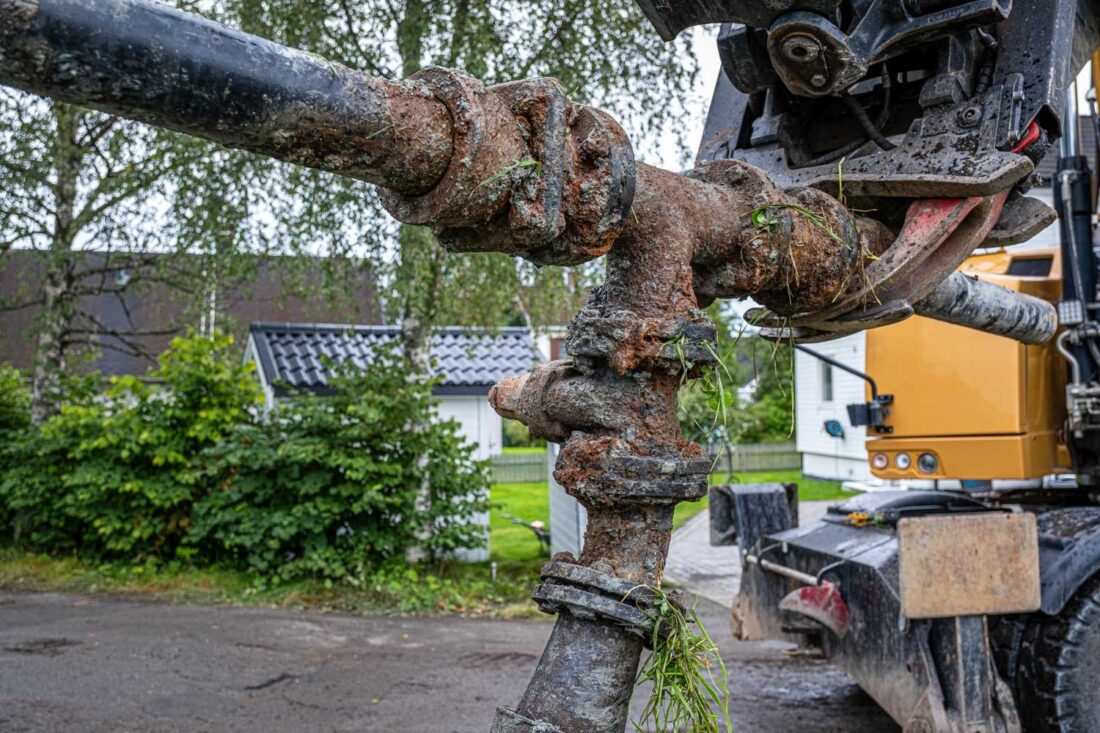 Duktil ledning tatt opp av myrgrunn et annet sted i landet. (Foto: Jørn Søderholm)