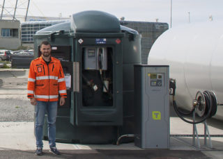 Når en ny bruker skal registreres, tar det Todnem kun noen få minutter å registrere vedkommende. Systemet inngår i et prosjekt Avinor har for å heve miljøstandarden i alle deler av virksomheten. (Foto: André Østbø).