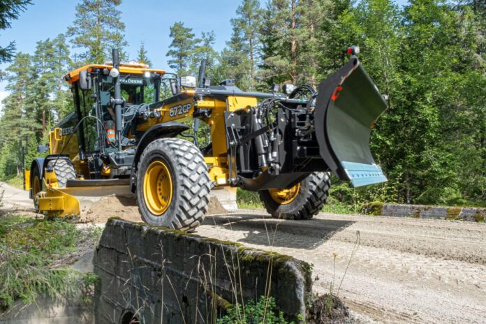 John Deere 672GP - en av Norges første John Deere-veihøvler. (Foto: Mählers)|Mählers snø- og grusstopp skal gi føreren bedre kontroll med massene i skjæret. (Foto: Mählers)|Richard Steen-Hansen er daglig leder i Steen-Hansen Maskin AS. (Foto: Mählers)