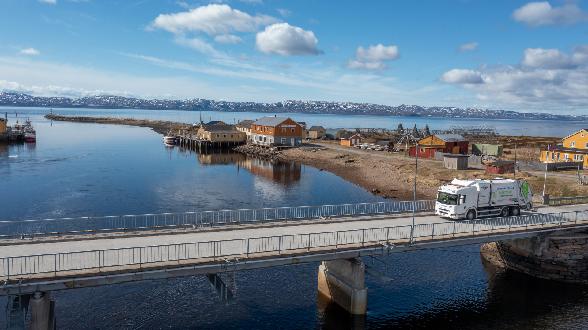BATTERI: Masternes Gjenvinning AS i Finnmark har fått og tatt i bruk Nord-Norges første batterielektriske komprimatorbil. Den skal hente avfall fra private husholdninger i Vadsø. (Foto: Norsk Scania)
