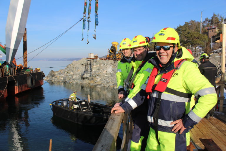 En rekke NCC-selskaper er i sving i byggeprosjektet nye muffestasjoner i Oslofjorden. Her med bla. (f.h.) NCC-anleggsleder Geir Are Opgård, anleggsleder Jon B.Nesse fra Sjøentreprenøren og anleggsleder Bjørnar Kjellmann fra Engebretsen Betong og Mur. (Foto: Robin Stenersen/NCC).