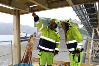 Driftsleder Per Thu ved Helle sandtak forklarer hvordan arbeidsoppgavene skal løses. (Foto: Robin Stenersen/NCC).