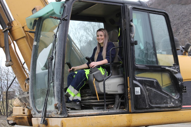 Som lærling i anleggsmaskinførerfaget lærer Janne Espedal blant annet å håndtere gravemaskinen. (Foto: Robin Stenersen/NCC).