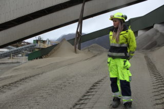 Janne Espedal jobber som lærling ved NCC Helle sandtak, Forsand i Rogaland. (Foto: Robin Stenersen/NCC).