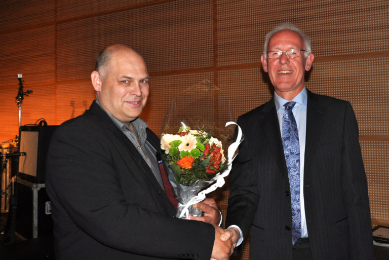En fornøyd daglig leder i Odd Mathisen AS, Trond Martin Mathisen, mottok prisen for beste nordnorske anlegg av administrerende direktør i MEF, Trond Johannesen. (Foto: Tommy Hansen).